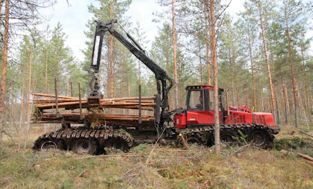 Suota piisaa harvennettavaksi. Iittiläinen Jani Karvanen päätti varmistaa korjuun myös kesäkeleillä ja toteutti oman Suohirviö-kuormatraktorin. Pitkillä teloilla se kulkee suon pinnalla kuin sukkasillaan.