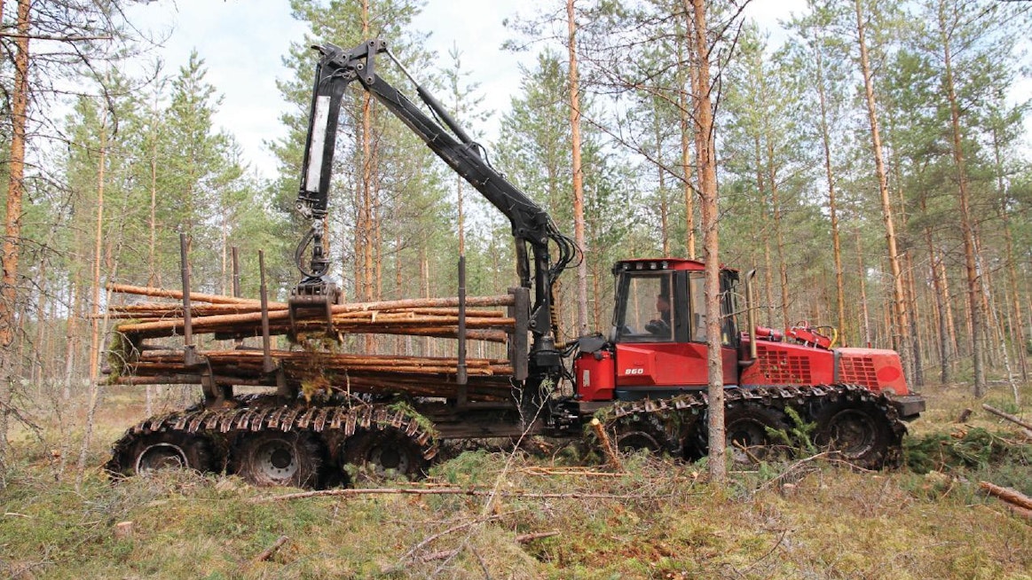Suota piisaa harvennettavaksi. Iittiläinen Jani Karvanen päätti varmistaa korjuun myös kesäkeleillä ja toteutti oman Suohirviö-kuormatraktorin. Pitkillä teloilla se kulkee suon pinnalla kuin sukkasillaan.