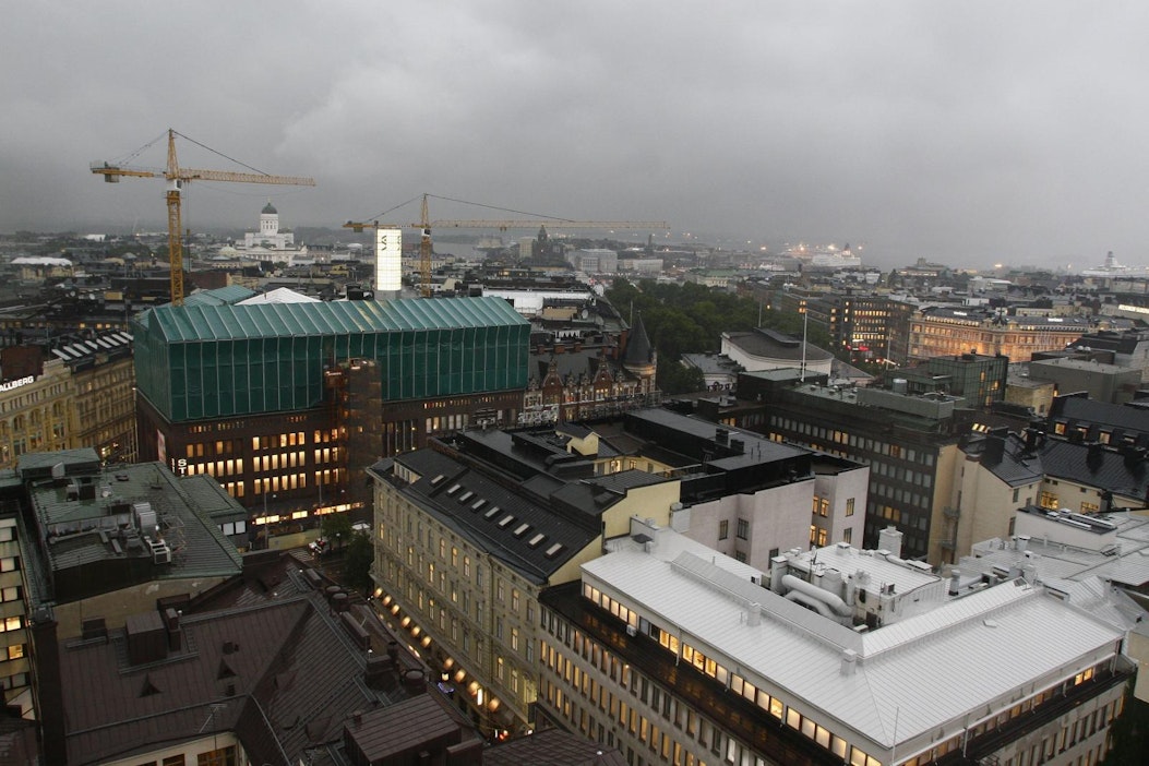 Nostokurjet Helsingin kattojen yllä.