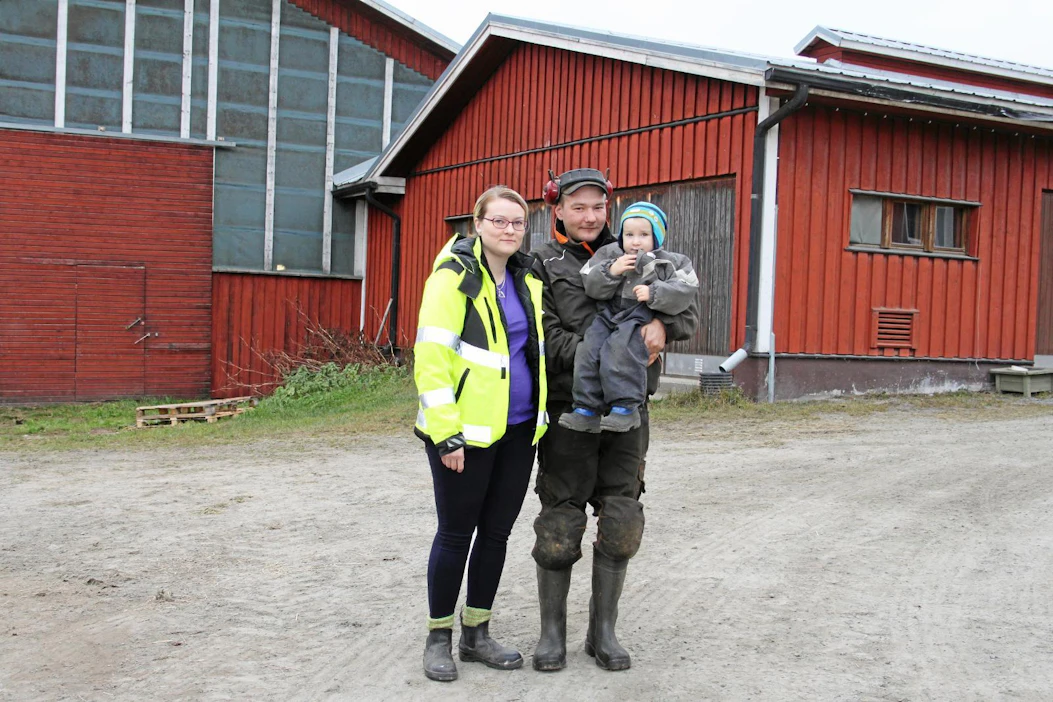 Merja ja Kai Javanainen ryhtyivät isännöimään isännän kotitilaa kaksi vuotta sitten. Kuvassa myös Topias-poika. "Luottamus maidontuotantoon on sen verran vahva, että uskallamme suunnitella jopa uutta robottipihaton rakentamista."
