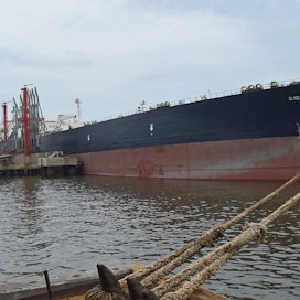Venäläinen öljytankkeri purki lastiaan Karachin satamassa Pakistanissa kesäkuun lopussa.