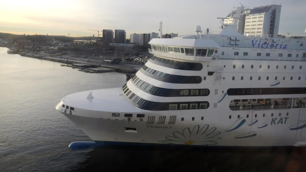 Tallink Silja aloittaa koronapassien tarkastamisen Tukholmasta lähteviltä 18 vuotta täyttäneiltä matkustajilta keskiviikosta alkaen.