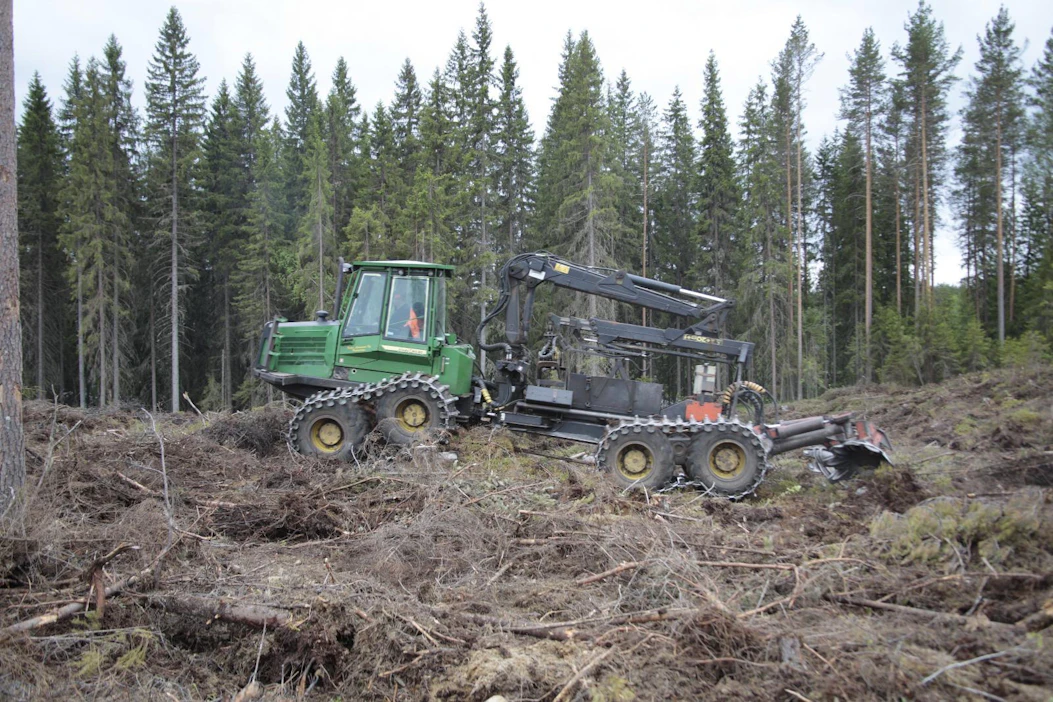 Koneyrittäjiä kehotetaan olemaan metsäpalovaroituksen voimassa ollessa erittäin huolellisia kipinävaaran vuoksi.