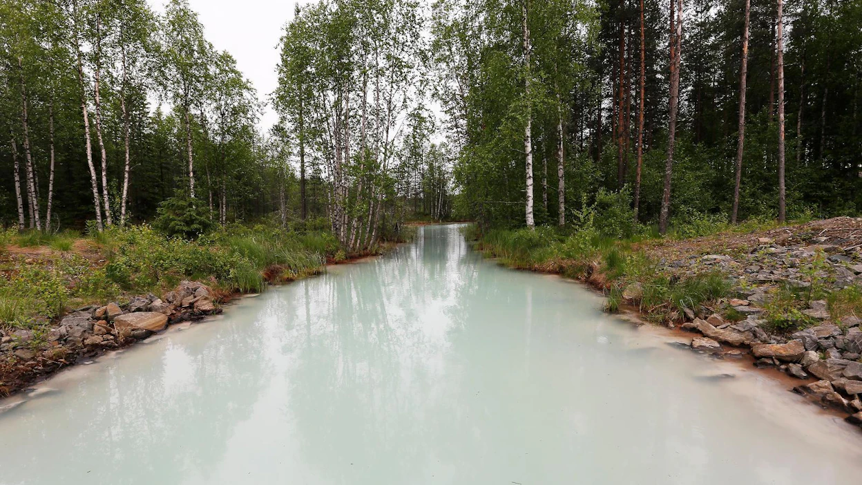 Kuvituskuva. Talvivaaran kaivoksen aiheuttamia ympäristöongelmia tutkittiin laajasti. Tältä näytti kaivoksen läheisyydessä virtaava Härkäpuro kesäkuussa 2013.