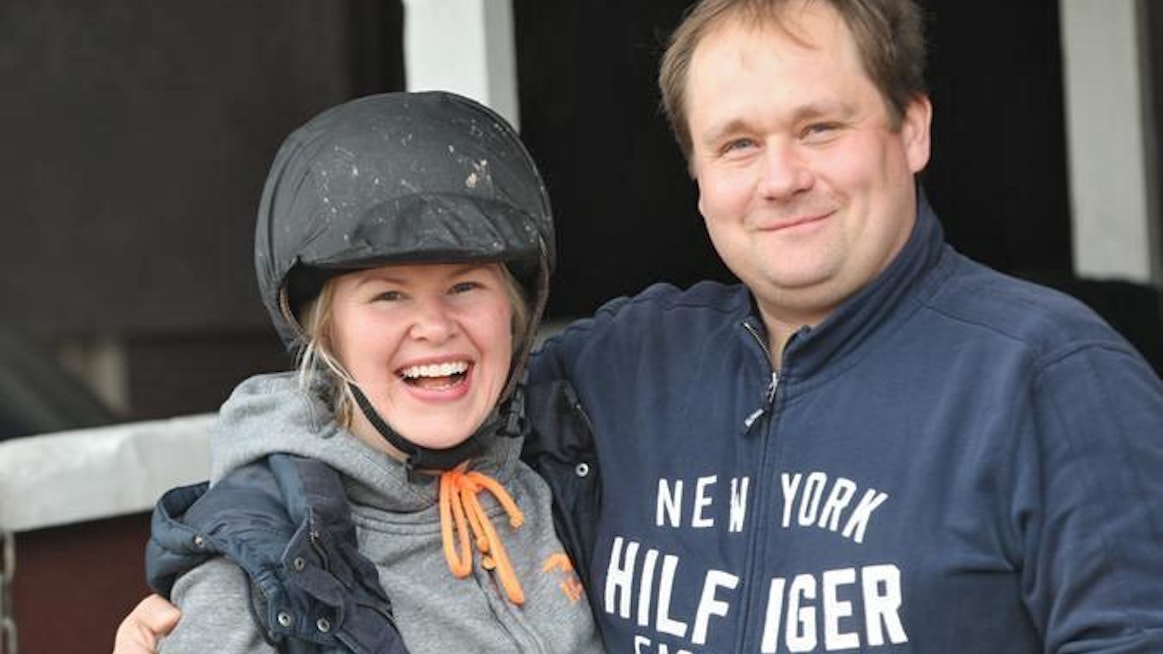 Jenni Vihervuori ja Juha Jokiranta ovat intohimoisia hevosihmisiä. Kotitallissa on yhdeksän hevosta ja varsoja on tulossa neljä.