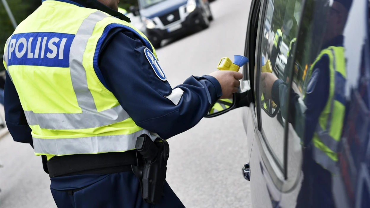 Rattijuopumusten ja suurten ylinopeuksien määrät perinteisesti kasvavat kesäaikaan. LEHTIKUVA / EMMI KORHONEN