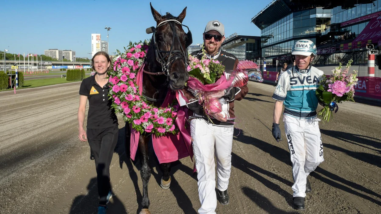 Don Fanucci Zet Elitloppet-voittajana 2021 yhdessä hoitajansa Ellinor Wennebringin, valmentajansa Daniel Redén ja ohjastajansa Örjan Kihlströmin kanssa kunniakierroksella. Matkalla kohti Prix d'Ameriquea on nyt tullut mutkia.