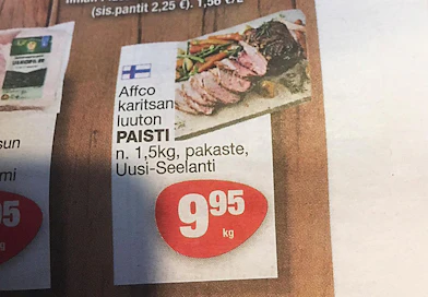 Maaseudun Tulevaisuuden tavoittama Keskon vastuullisuusasiantuntija Pirjo Nieminen arvioi, että Suomen lippu on päätynyt mainokseen lehden taittajan virheen takia.
