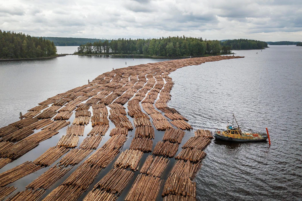 Noin 1 000 nipun vienti 80 nipun pätkissä Konnuksen kanavan läpi kestää noin 18 tuntia. Kuvassa Uittopojat Oy:n apualus Taipale valmistelemassa 600 metriä pitkän nippulautan sulutusta Leppävirralla Pohjois-Savossa.