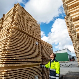 Toimitusjohtaja Tommy Lindström kertoo Iisveden Metsän tilauskannan olevan hyvä. Hän tarkasteli tuotantoa maanantaina Suonenjoella.