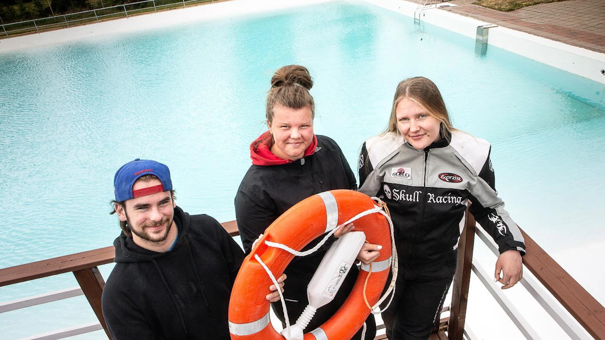 Kalle Raunio (vas.), Ida Laurolinna ja Emmi Marjasto ovat tänä vuonna kesätöissä Kyrön maauimalassa Pöytyällä. Sen allasvettä ei lämmitetä, joten kylmät kesät tietävät kävijäkatoa.