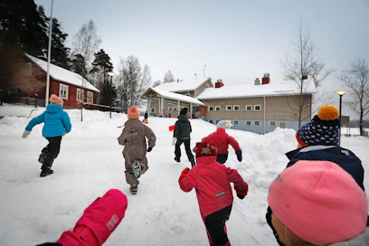 Lapset rynnistävät Pohjois-Espoossa sijaitsevan Pakankylän koulun välitunnilta sisään opetuksen pariin ainakin vielä tämän kevään ajan.