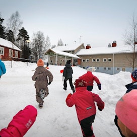 Lapset rynnistävät Pohjois-Espoossa sijaitsevan Pakankylän koulun välitunnilta sisään opetuksen pariin ainakin vielä tämän kevään ajan.