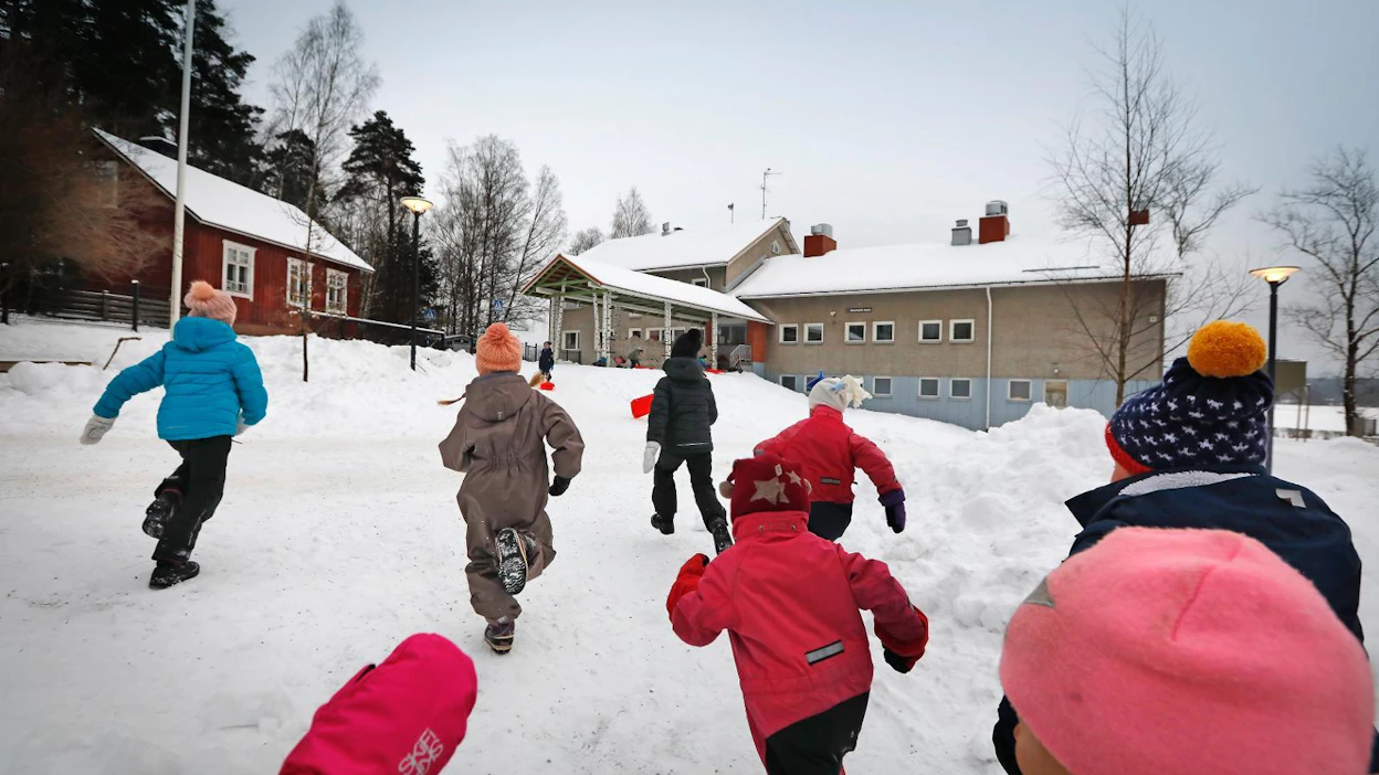 Lapset rynnistävät Pohjois-Espoossa sijaitsevan Pakankylän koulun välitunnilta sisään opetuksen pariin ainakin vielä tämän kevään ajan.