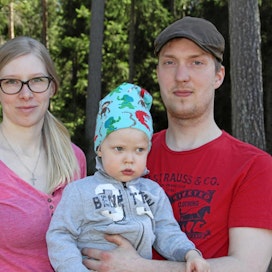  Johanna ja Jouni Riihiaho ovat tyytyväisiä 20 lypsävän karjatilaansa. Maatalon arjessa on mukana myös perheen esikoinen, pikku-Niilo.