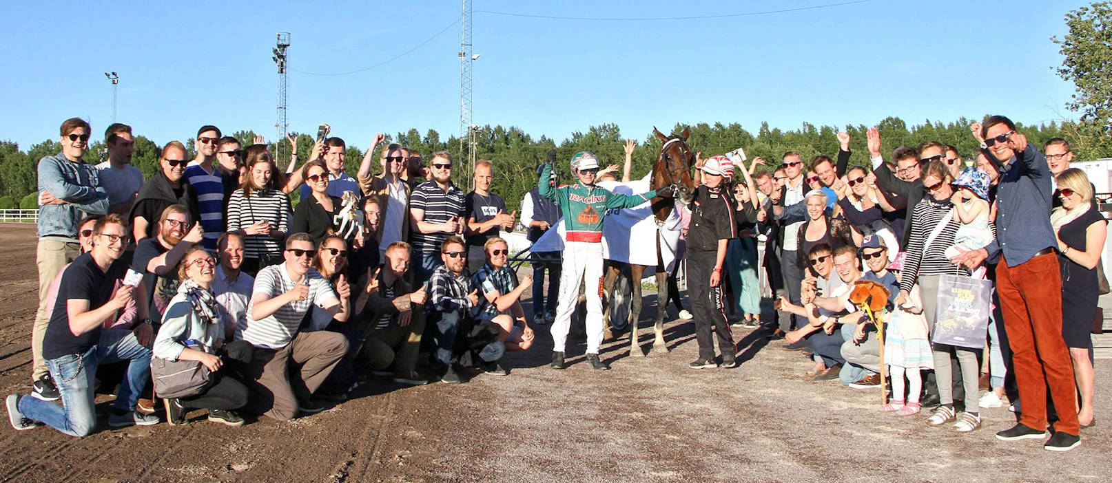 Otaniemen Toto-seuran raviretkeläiset olivat onnittelemassa Rocket Zetiä, Jukka Torvista ja Kaisa Toivosta.