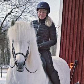 Mari Väyrynen-Kunnas ja kilparatsunsa Heimur ovat nelikäynnin Suomen mestareita toissa vuodelta.