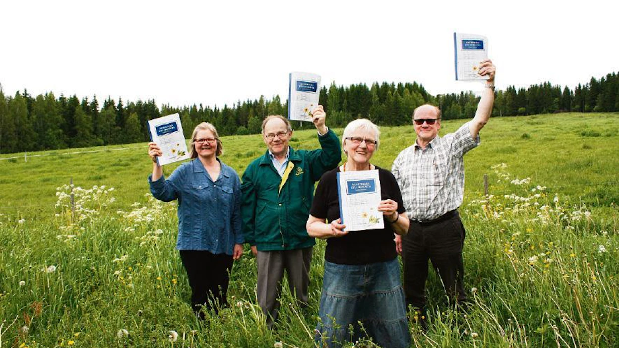 Sinikka Hytösen (edessä) luotsaaman kirjaprojektin taustajoukkoihin kuuluivat kirjoittajapiirin vetäjä Marita Kärkkäinen, aviomies Pekka Hytönen sekä lanko Matti Hytönen. Kuva: Jouni Hirn