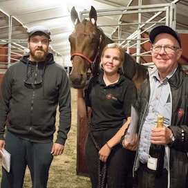 Pentti (vas.) ja Kalevi Pietilä ostoksensa Gladiator Sisun kanssa. Hevosen mukana myös Emma Reijer.
