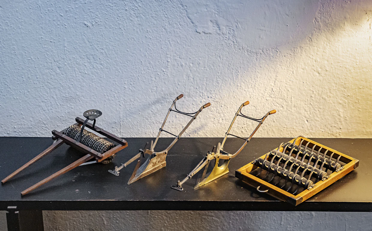 Lähes minimalistiset metallista valmistetut työkoneet muistuttavat kartanon maamieskouluajoista.