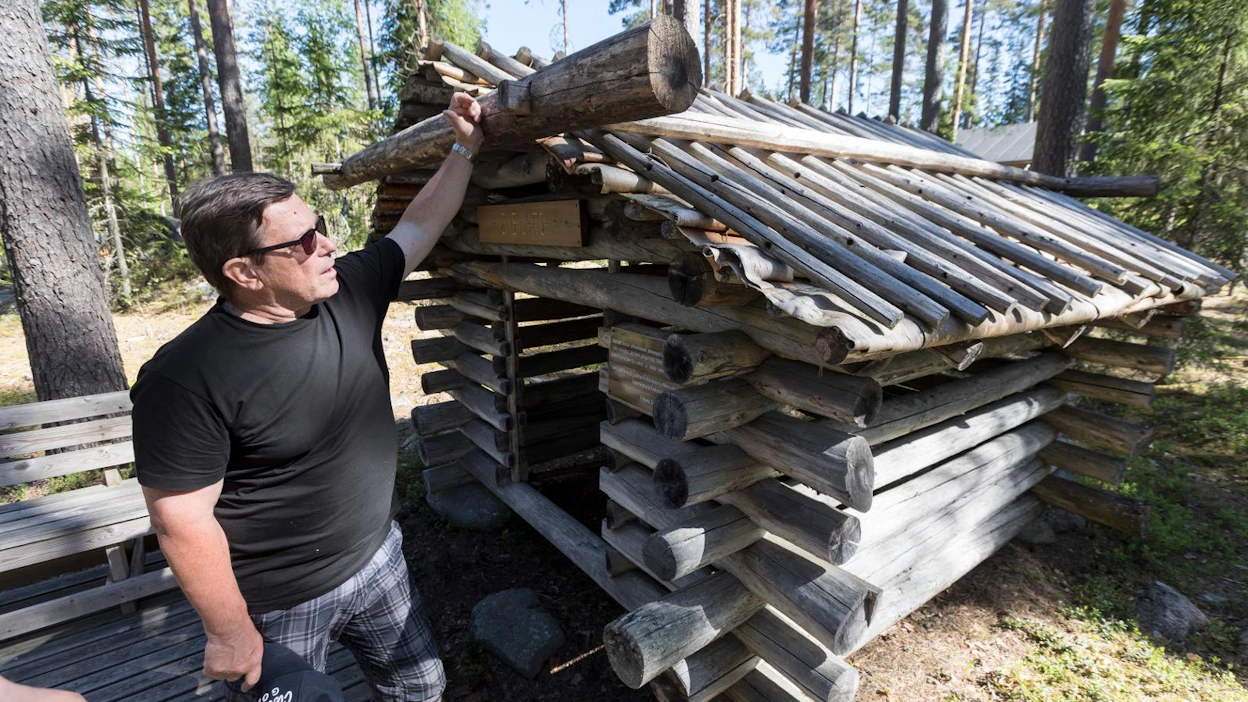 Parkanon Lions-klubin talkoolaiset ovat uusineet metsämuseon kattoja. Sysiladon katto tehtiin vanhan mallin mukaan tuohista. Tuohien toimittaja löytyi Pohjois-Karjalasta, kertoo Ari Suominen. Sysiladossa säilytettiin tervanpoltossa syntyneitä puuhiiliä.