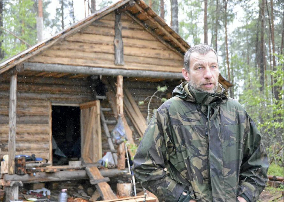 Vladimir Bologov sanoo rikkoneensa lakia vain rakennuttamalla luvattoman kalakämpän Kargijärven saareen, mutta järvellä on kymmenkunta muutakin yhtä luvatonta autiotupaa. harri ekholm