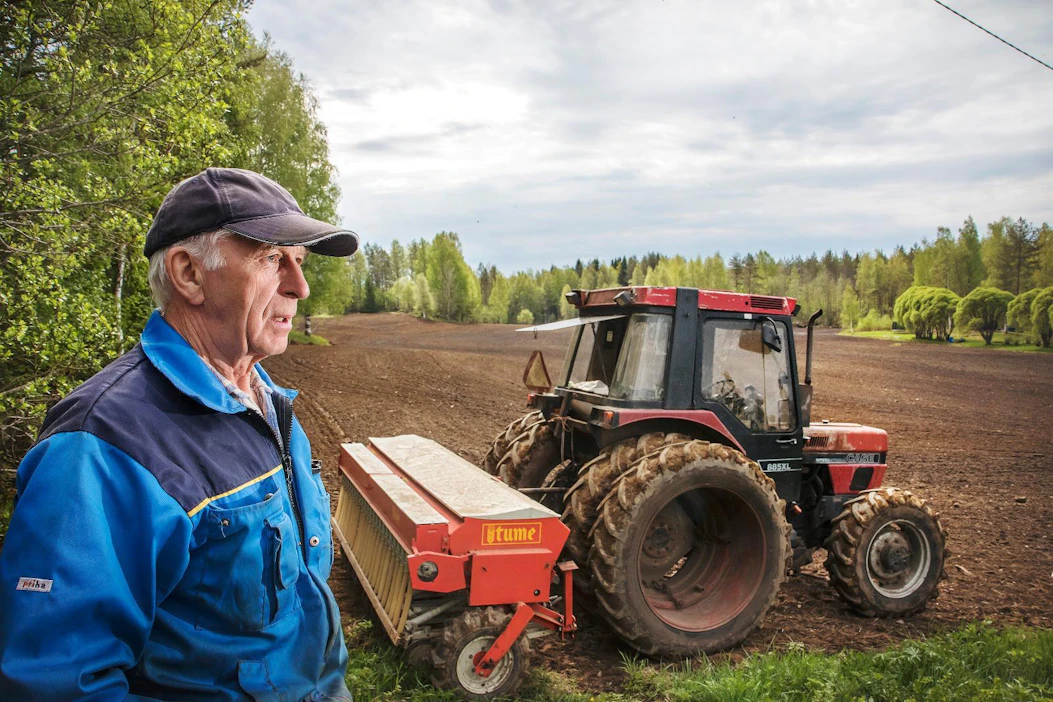 Joensuulainen Pentti Halonen oli Vouvinkylässä, Kummuntien varrella kylvämässä herne-vehnä seosta tiistaina aamupäivästä.