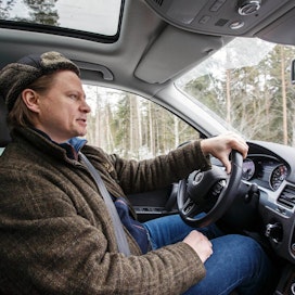 Paljon työnsä puolesta matkustava Juha Vidgrén tuntee suomalaisen tienpidon tilanteen. Ylä-Savossa liikenneturvallisuus on hänen mukaansa pahasti vaarantunut heikon talvikunnossapidon vuoksi.