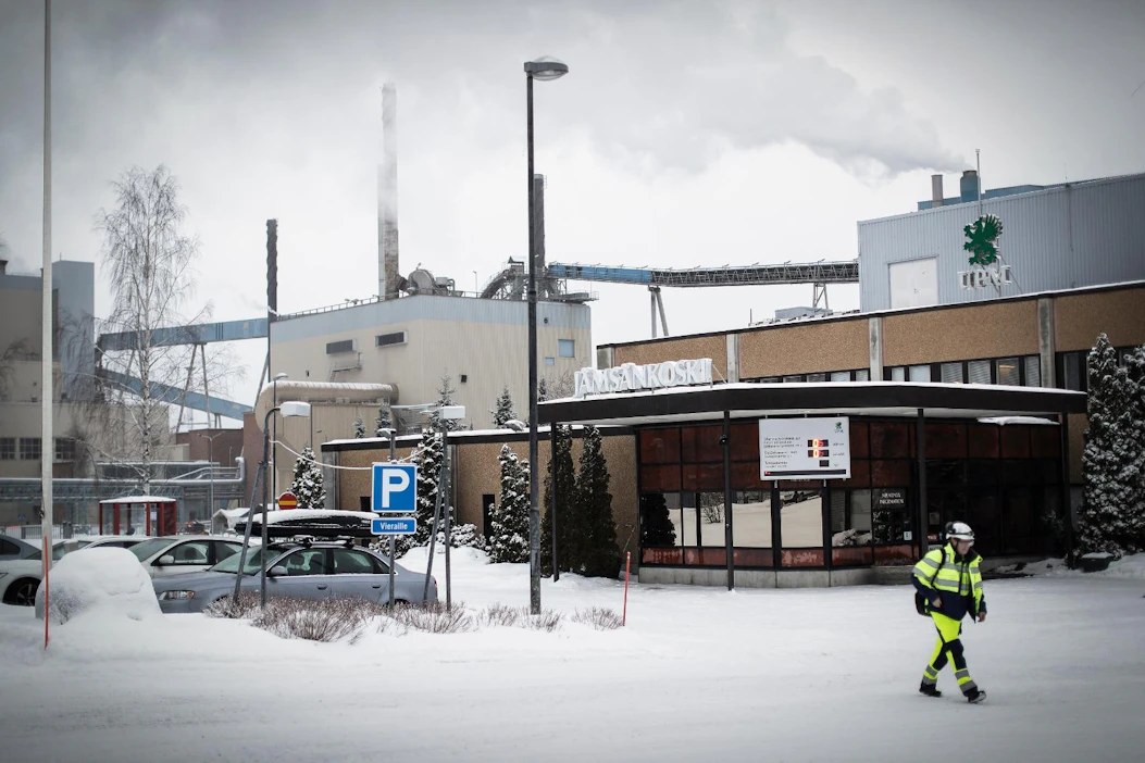 Ammattiliitto Pron paperiteollisuuden neuvottelukunnan mukaan UPM:n toimihenkilöiden luottamus työnantajaan on romahtanut. Kuvassa Jämsänkosken paperitehdas.