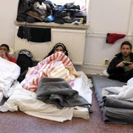 Irakilaisia turvapaikanhakijoita majoitettiin Hennalan varuskuntaan perustettuun vastaanottokeskukseen Lahdessa lokakuussa 2015.