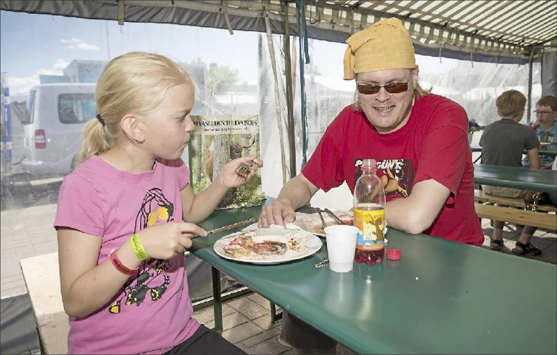 Antti Pehkonen saapui markkinoille tyttärensä Annin kanssa nauttimaan lämpimästä kesäpäivästä. Kojujen kiertelyn lomassa he pysähtyivät herkuttelemaan muurinpohjaletuilla. Arto Liiti