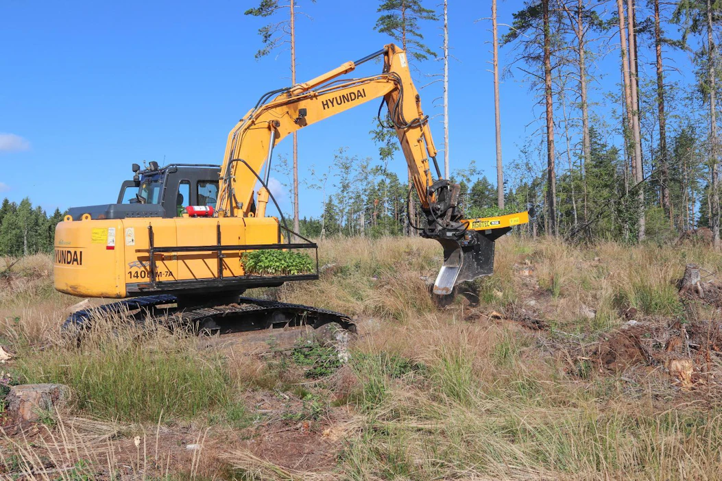 Risutec Oy on panostanut kaivukoneisiin tarkoitettujen istutuskoneiden valmistukseen entistä enemmän. Koneistutus lisääntyy tulevaisuudessa, ja viime kesän kuivuus vielä korosti työtavan hyötyjä.