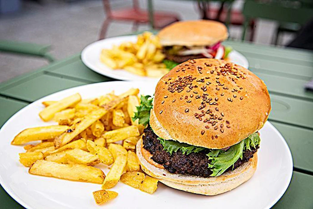 Etualalla F-burger ja takana kasvisvaihtoehto.