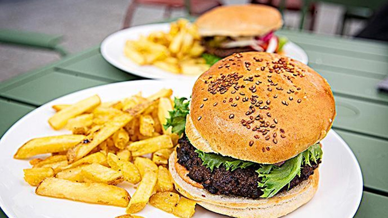 Etualalla F-burger ja takana kasvisvaihtoehto.