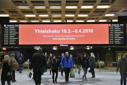 Metropolia-ammattikorkeakoulun yhteishakua koskeva mainos Rautatientorin metroasemalla Helsingissä maaliskuussa 2016.