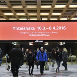 Metropolia-ammattikorkeakoulun yhteishakua koskeva mainos Rautatientorin metroasemalla Helsingissä maaliskuussa 2016.