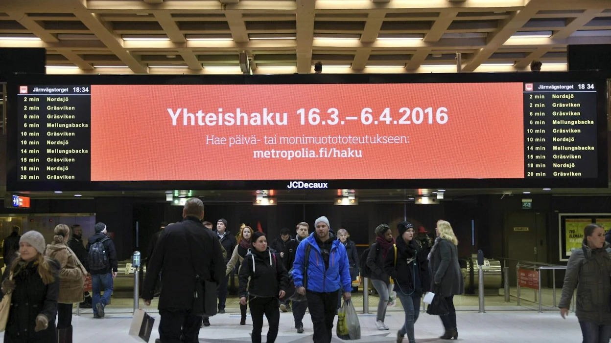 Metropolia-ammattikorkeakoulun yhteishakua koskeva mainos Rautatientorin metroasemalla Helsingissä maaliskuussa 2016.