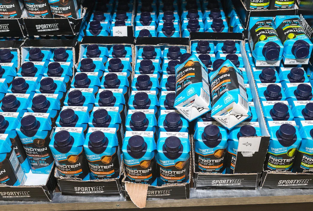 Lidlin myymälöissä ympäri Eurooppaa myytiin viime vuonna lähes 60 suomalaista tuotetta. Esimerkiksi suomalaisesta maidosta valmistetut Sportyfeel -proteiinijuomat kiinnostavat ulkomailla.