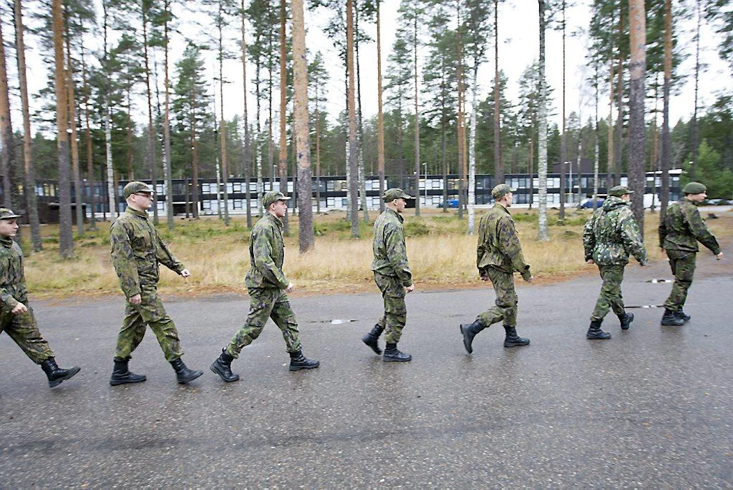 Pioneeri rykmentti varuskunta armeija sotilas varusmiehet marssii (veltosti epätahdissa) taustalla kasarmi puolustusvoimat