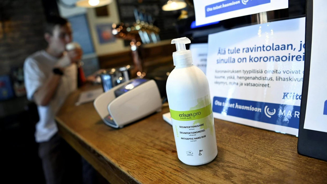 Tavoitteena on ehkäistä koronaviruksen leviäminen erityisesti ravintoloissa, yksityisissä ja julkisissa palveluissa sekä yksityistilaisuuksissa. LEHTIKUVA / Antti Aimo-Koivisto