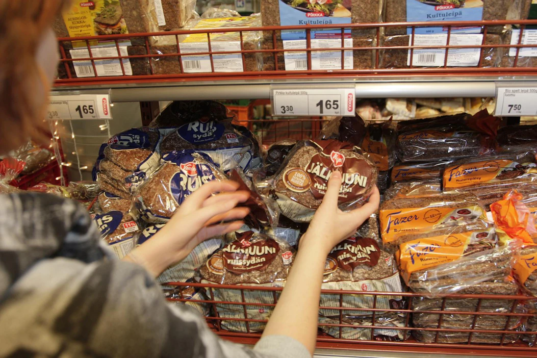 Suomalaiset valitsivat viime vuonna yhä useammin tumman leivän kaupan leipätiskistä.