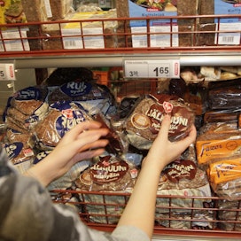 Suomalaiset valitsivat viime vuonna yhä useammin tumman leivän kaupan leipätiskistä.