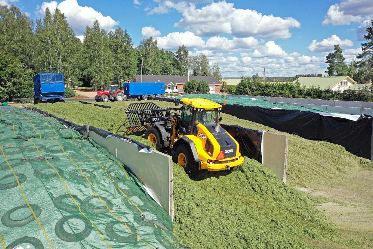 419S on kuin kotonaan rehuaumalla. Napakka momentinmuunnin tekee ajosta kankeahkoja suunnanvaihtoja lukuun ottamatta poikkeuksellisen miellyttävää, sillä moottori ei huuda, vaan pysyttelee alle 1 500 kierroksen tuntumassa. Kone on myös riittävän raskas ja tehokas useimpien ajosilppuriketjujen tarpeisiin.