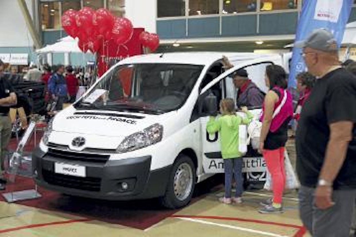 Kuningas on kuollut ja prinssi on ottanut vallan. Näin voisi todeta Toyota Hiacen poistuttua markkinoilta ja uuden Proacen saavuttua esittelyyn. Eurooppalaista perustaa oleva etuvetoinen malli astuu todella suuriin saappaisiin. (TH)