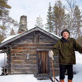 Sulo Onnela siirsi yli satavuotiaan niittykämpän Raudanjokivarresta omalle metsäpalstalleen Käyrämöön.