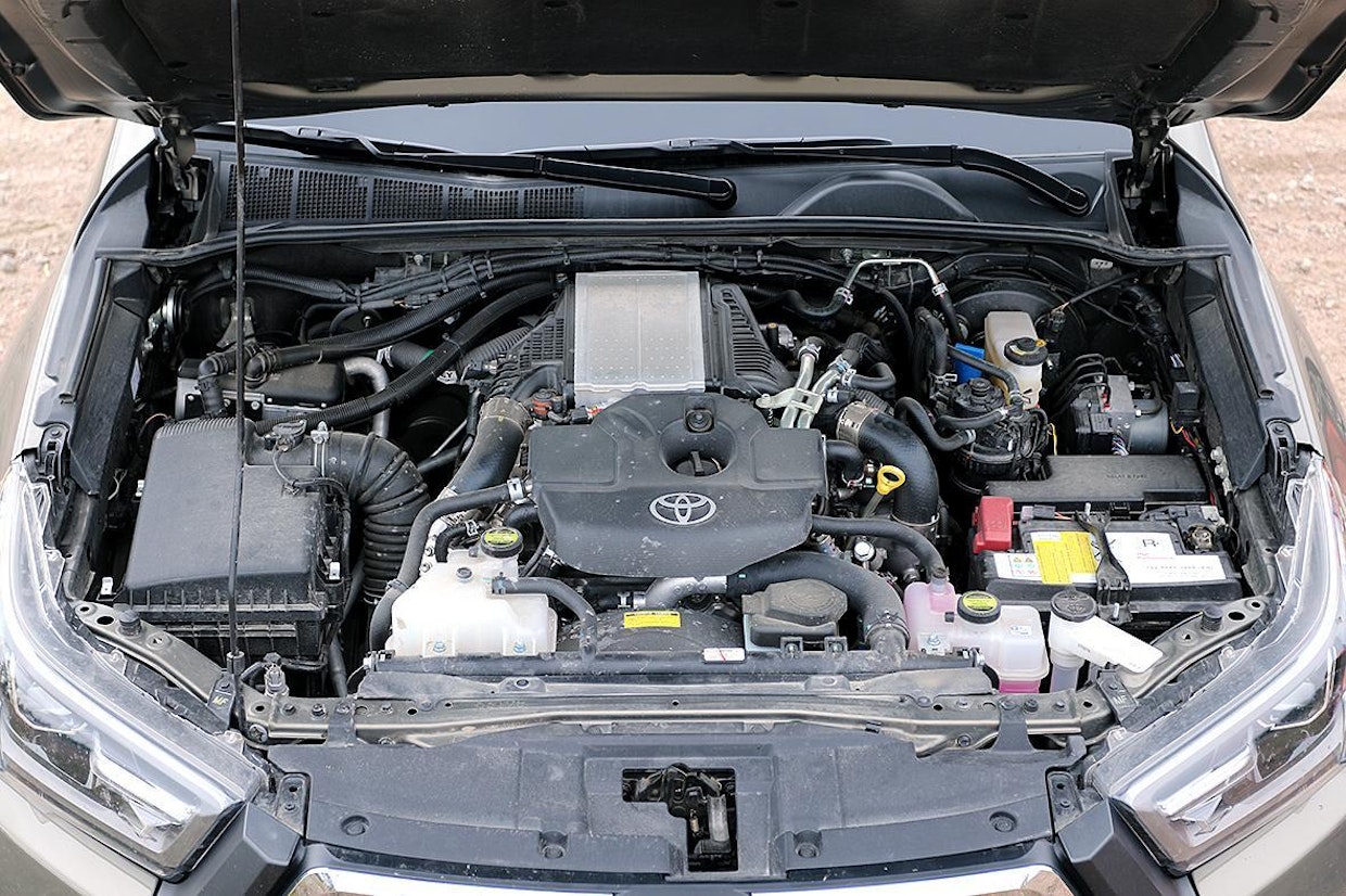 Hiluxin uudistuksen tärkein kohde on uusi 2,8 litran moottori. Isompi moottori on rakenteeltaan sama kuin 2,4-litrainen, mutta tilavuutta on kasvatettu iskua pidentämällä. Se tuo lisävoimaa suuremman väännön ja kasvaneen tehon ansiosta etenkin kuormattuna sekä suuremmilla nopeuksilla ja isommilla vaihteilla ajettaessa. Toyotan konehuone on Isuzua ahtaampi.