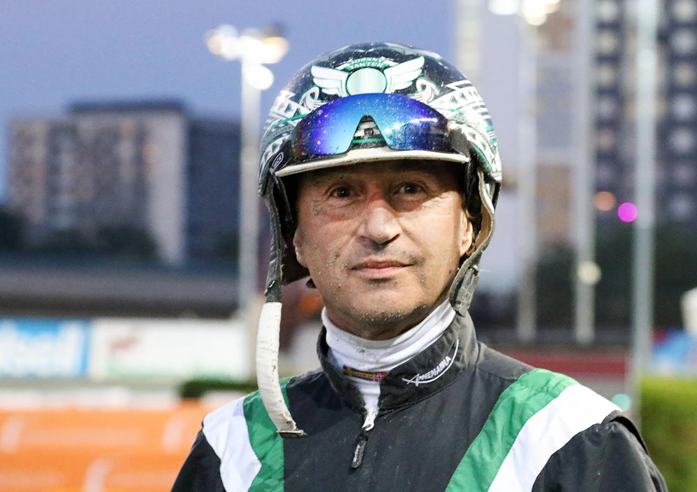 Johnny Takter piti toukokuussa lomaa ajohommista mutta ajaa taas illalla kotiradallaan Jägersrossa muun muassa vihjeiden ideahevosta suomalaista Martin De Bosia.