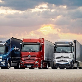 Daimler AG jakautuu kahdeksi itsenäiseksi yhtiöksi ja raskaan kaluston valmistaja Daimler Truck on listautunut Frankfurtin pörssiin. Muutoksista huolimatta tuotemerkki myös raskaalla puolella on edelleen Mercedes-Benz.