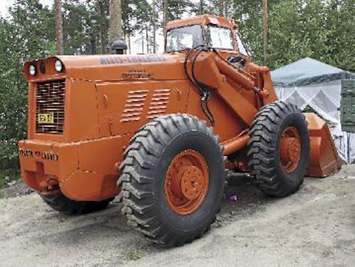Kuumimpia maansiirtokoneuutuuksia olivat 1950-luvun lopulla pyöräkuormaajat. Vielä 10 vuotta aiemmin vaijerivetoiset kaivinkoneet tai vaatimattomat etukuormaajat olivat olleet montulla ainoa apu, mutta nyt jenkkiläiset 4-vetoiset pyöräkoneet saattoivat rouhaista kerralla parikin kuutiota soraa. Oranssi Allis-Chalmers TL20D ja keltainen Michigan 125 sr1 edustavat varhaisinta kuormaajatuotantoa. Molemmat ovat alkuaan amerikkalaisia, mutta sittemmin niitä tehtiin myös Englannissa. Kumpaisenkin kokoluokka on jokseenkin sama, eli painoa reilut kymmenen tonnia ja hevosvoimia toistasataa. (Oulainen)
