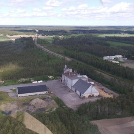 Entisen Botnia Grainin rehutehdas toimi Kauhavalla viime vuoteen asti. Nyt toimintaa jatkaa uusi yritys.